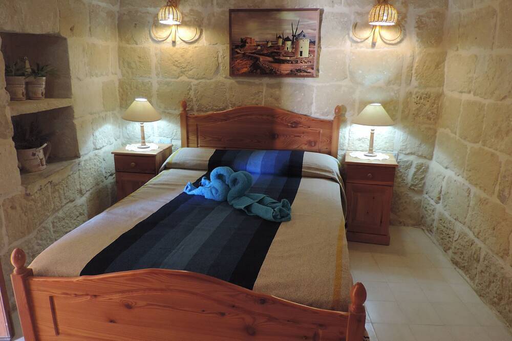 Double room with private ensuite bathroom and use of swimming pool in Gharb, Gozo