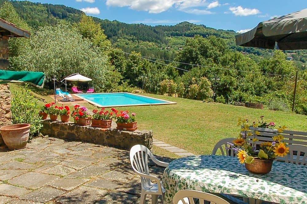 House with private pool,panoramic views in northern Tuscany. 4 bedrooms-9 sleeps in Villa Collemandina, Garfagnana