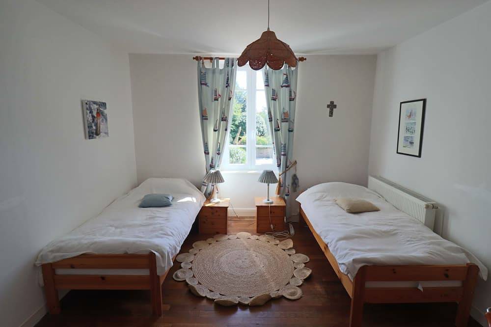 Family holidays near the seaside, in a comfortable farmhouse with swimming pool in Concarneau, Côte de Cornouaille