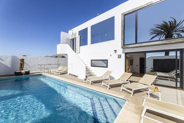Villa pour 8 personnes, avec terrasse ainsi que piscine et jardin dans Lanzarote
