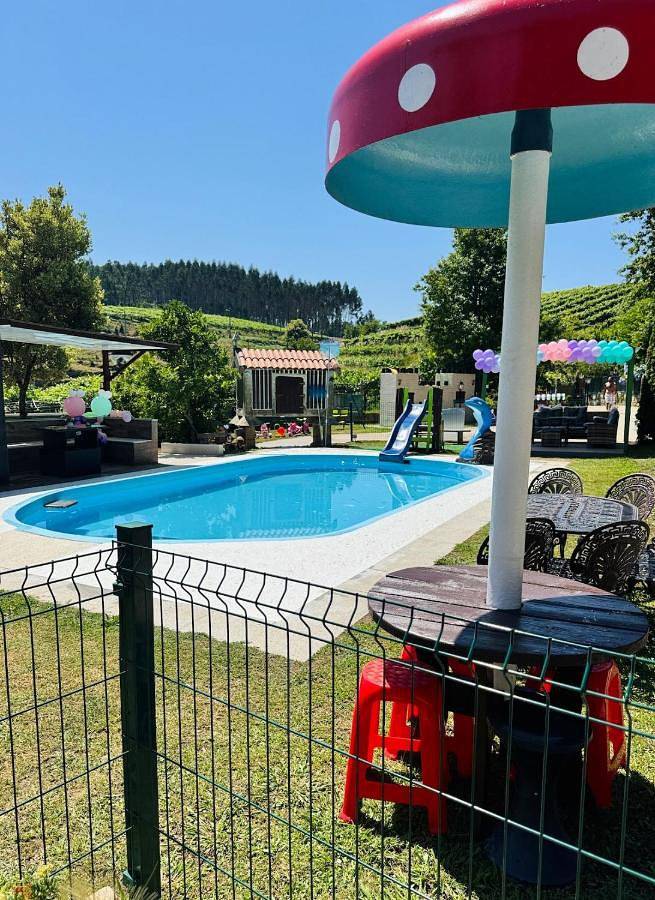 Vakantiehuis voor 8 personen, with Terras and Tuin as well as Zwembad in Tui