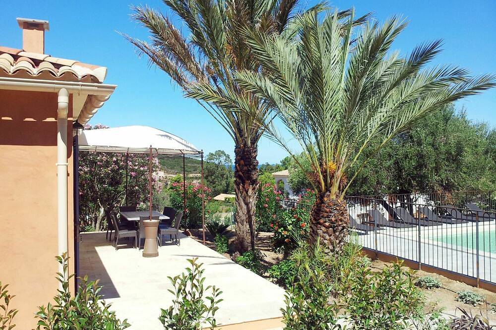 Entire apartment, Beautiful apartment for 8 guests with Wifi, A/C, pool, Tv, terrace and parking in Galéria, Parc naturel régional de Corse