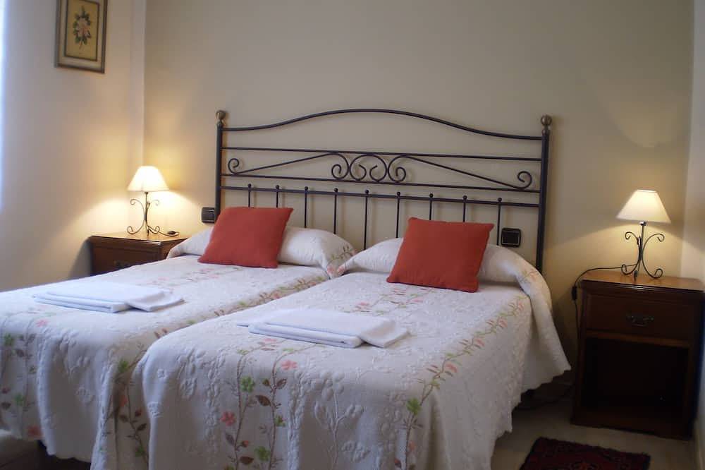 Casa rural Las Tuyas, 6-8 plazas, junto ciud Segovia, jardín, mascotas, internet in Palazuelos de Eresma, Provincia de Segovia