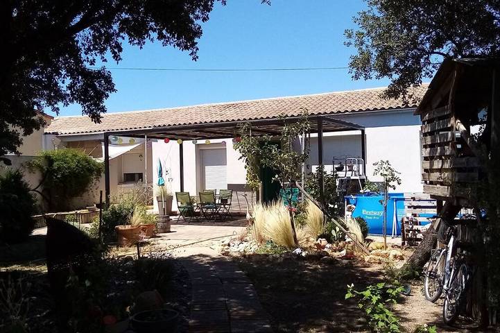 Location de vacances pour 2 personnes, avec Terrasse ainsi que Jardin et Piscine à Sérignan-du-Comtat