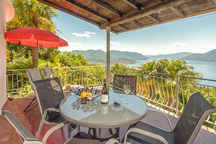 Ferienwohnung für 4 Personen, mit Balkon und Garten sowie Pool und Ausblick