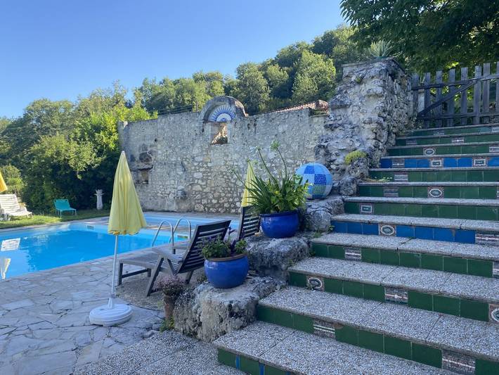 Gîte pour 8 personnes, avec vue sur le lac et jardin ainsi que piscine et balcon
