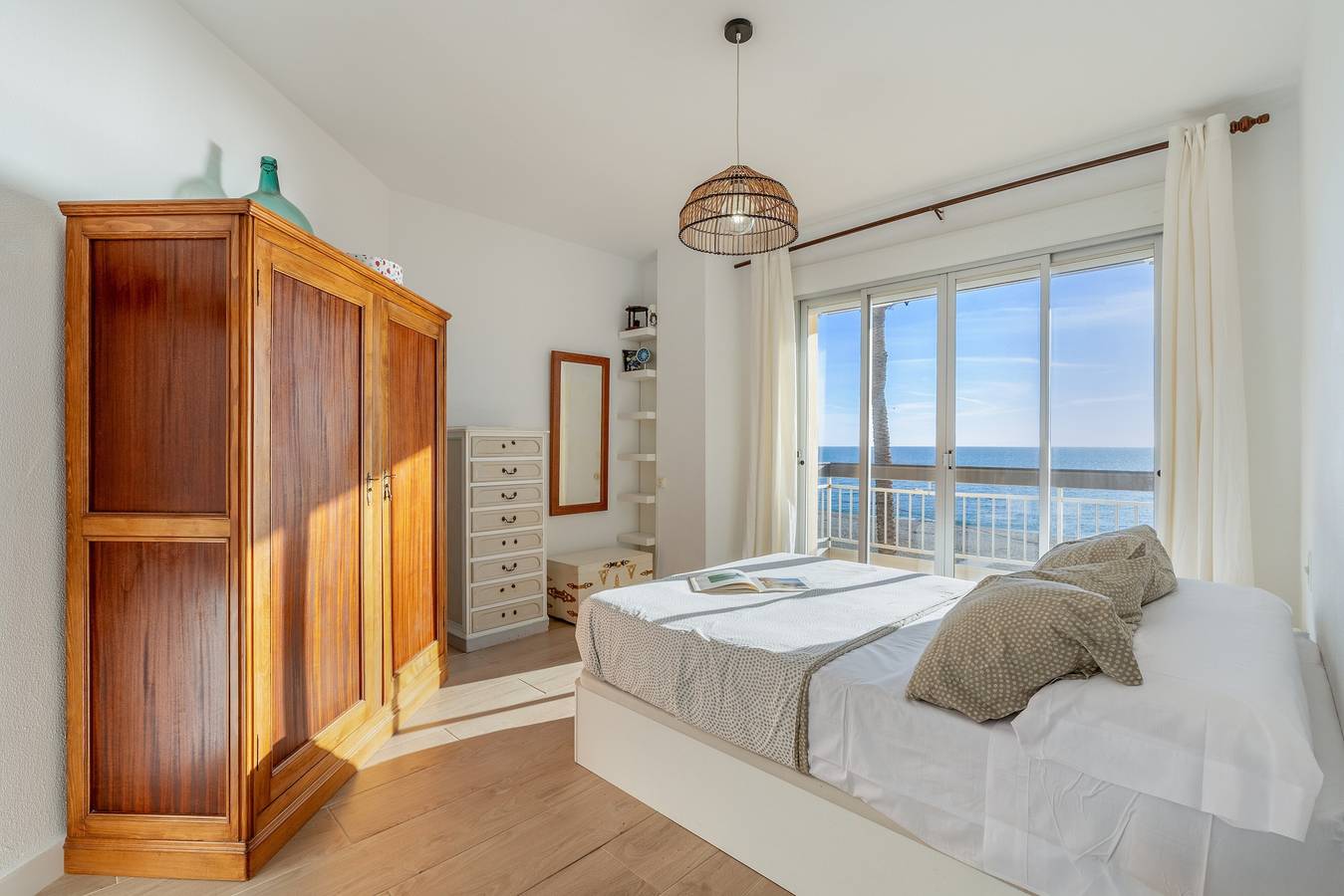 Appartement entier, Appartement 'Primera Linea De Playa' avec vue sur la mer, Wi-Fi et climatisation in Motril, Costa Granadina
