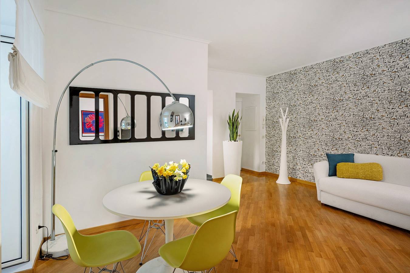 Entire apartment, Apartment 'Incantevole Dimora In Zona Chiaia' with Balcony, Wi-Fi and Air Conditioning in Naples, Naples Province