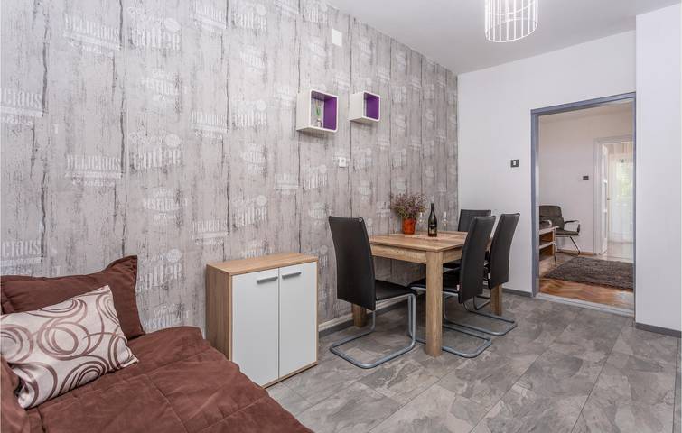 Ganze Ferienwohnung, Gemütliche Ferienwohnung mit Terrasse, WLAN und 2 km Entfernung zum FKK-Strand in Malinska-Dubašnica, Krk