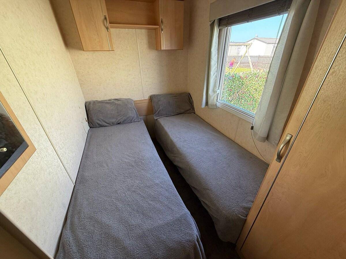 Seaside Caravan Sleeps 5 - Decking, Parking, Pets in Rhyl, Denbighshire