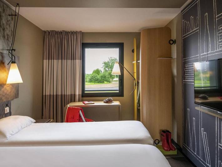 Hôtel pour 4 personnes, avec piscine ainsi que vue et terrasse à Saint-Georges-de-Gréhaigne - 4