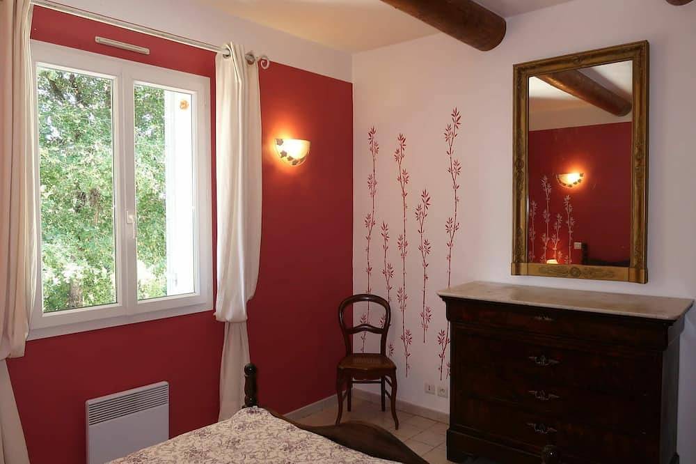 Stunning private villa with Wifi, private pool, A/C, Tv, terrace, pets allowed and parking in Villelaure, Parc naturel régional du Luberon