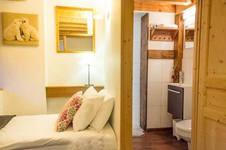 Unique character chalet in central Samoens, 2 bedrooms, sauna, log fire, terrace in Samoëns, Region Bonneville