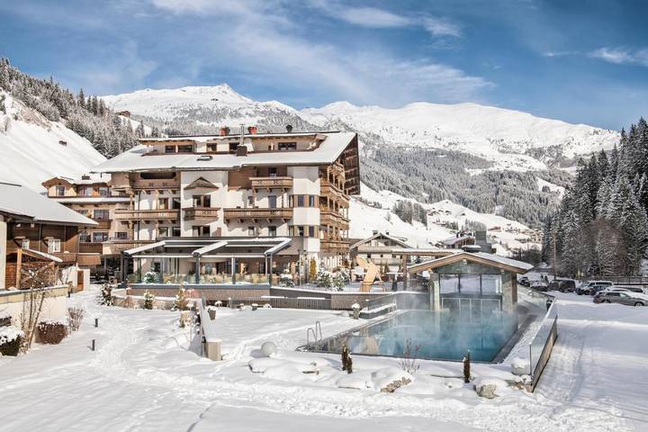 Hotel für 4 Personen, mit Garten und Pool sowie Sauna und Whirlpool in Lanersbach