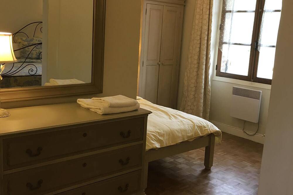 Appartement entier, L'Appartement - Grange en pierre transformée, endroit idyllique, 5 couchages, Wifi gratuit in Saint-Front-sur-Lémance, Région de Villeneuve-sur-Lot