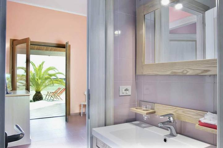 Entire apartment, Nice apartment on the ground floor with sea view of approximately 55 m2 equipped with air conditioning and wi fi connection, composed of a living room with equipped kitchenette, fridge and flat-screen television.Two double or twin bedrooms and bathroom w in Bosa Marina, Bosa
