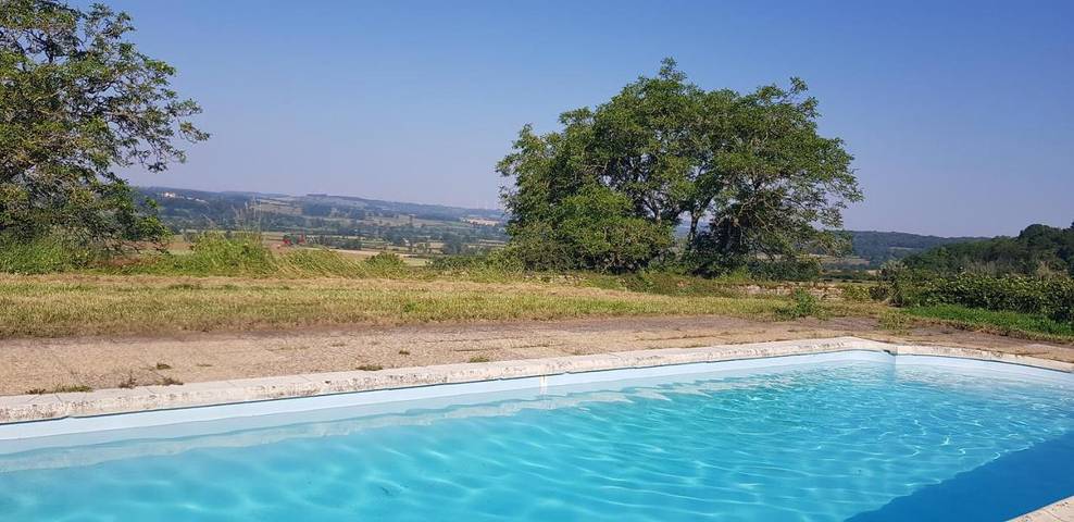 Gîte pour 8 personnes, avec vue et piscine ainsi que jardin et terrasse, animaux acceptés à Montréal (Bourgogne)