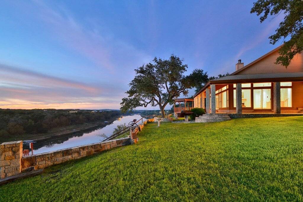 Regal riverfront home with 2 cabins - 2 miles to marina in Lake Travis