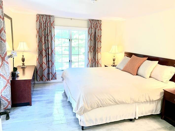 Vacation rental for 14 people, with yard in Canandaigua Lake