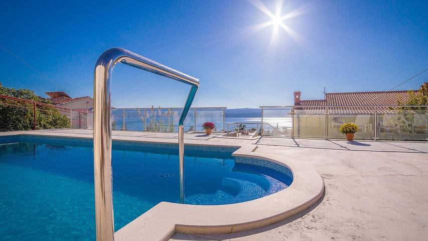 Apartament wakacyjny dla 7 osób, z ogród i basen w Lokva Rogoznica