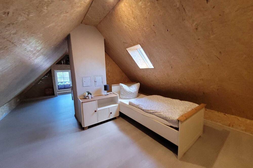 Ganze Wohnung, Großzügige Wohnung mit Terrasse, Garten und Kamin in ruhiger Umgebung in Vollrathsruhe, Mecklenburgische Seenplatte