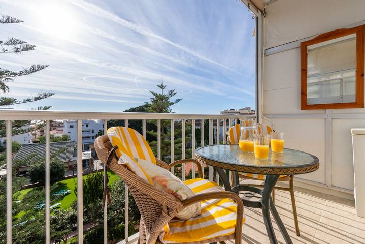 Entire apartment, Studio Apartment Carihuela Palace in Resort with Wi-Fi, Balcony, Garden, Terrace & Pool; Parking Available in La Carihuela, Torremolinos
