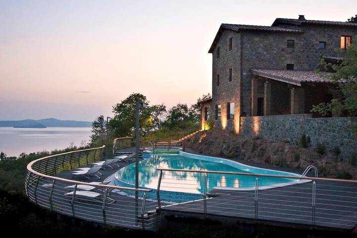Casa vacanza per 2 persone, con Terrazza e Idromassaggio nonché Piscina e Vista lago in Lago di Bolsena