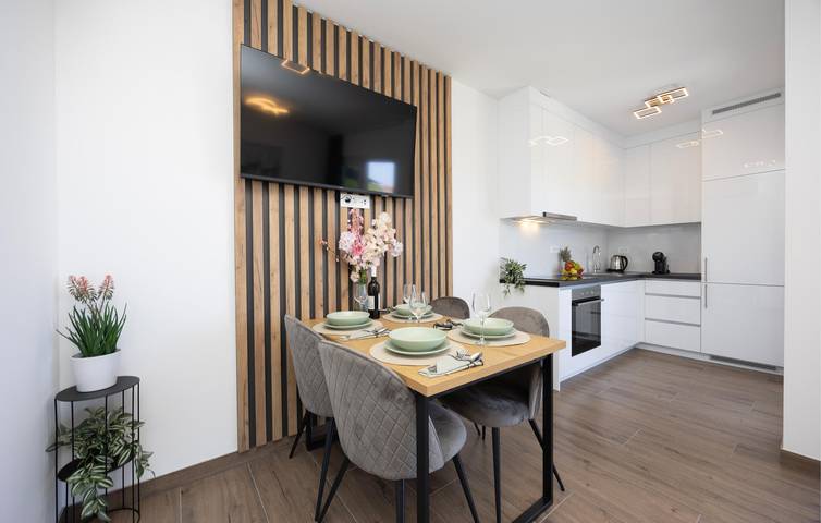 Ganze Ferienwohnung, Urlaub am Meer: 1 km vom Strand entfernt, mit Pool, WLAN und Garagenstellplatz in Stanici, Omis-Riviera
