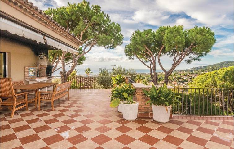 Apartamento 225m2 con Wifi, Aire Acondicionado, Piscina y Cocina - Cabrils in Urbanizacion Montcabrer, Cabrils
