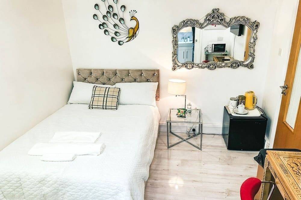 Entire apartment, Ensuite Flat in Solihull Town in Solihull, Birmingham Area