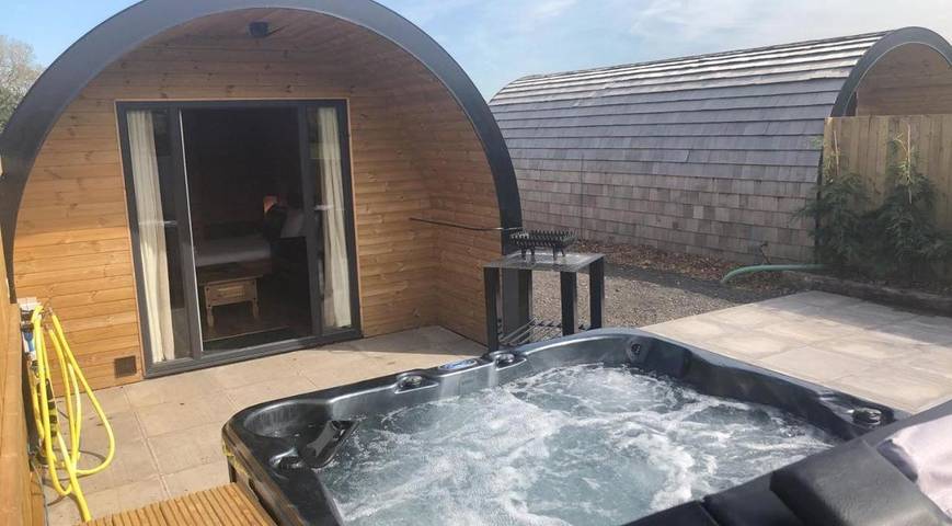 Hotel for 2 people, with hot tub and garden in Cheshire