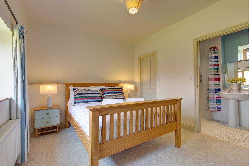 Wash House - sleeps 6 guests in 3 bedrooms in Bodham, Norfolk Coast