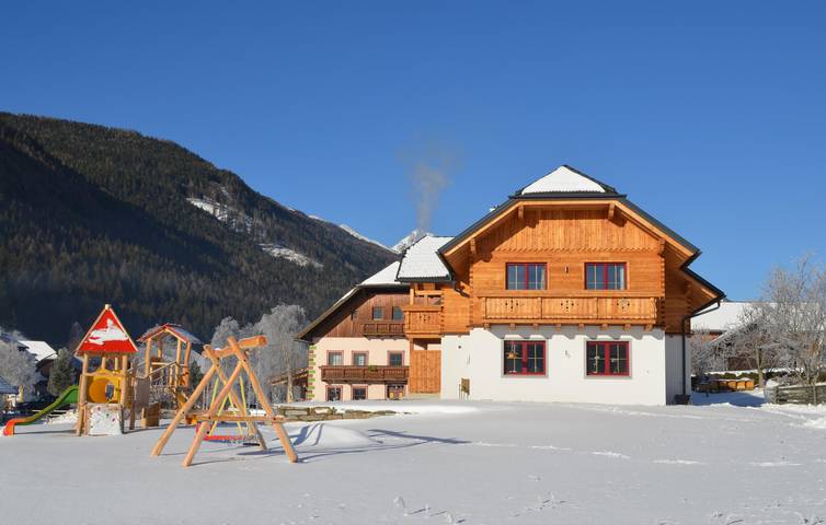 Ganze Ferienwohnung, Gemütliche 90 m² große Ferienwohnung mit direktem Zugang zur Skipiste, Parkplatz und WLAN in Weißpriach, Bundesland Salzburg