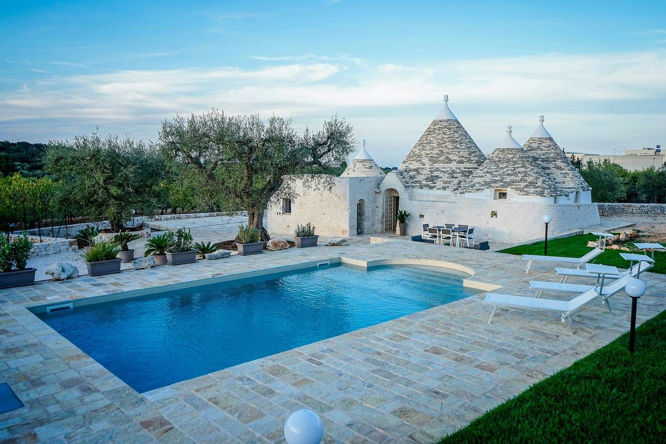 Trulli rehabilitados con piscina en el Valle de Itria in Castellana Grotte, Region de Bari