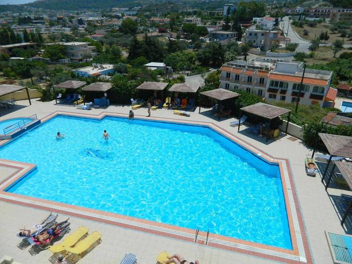 Hôtel pour 2 personnes, avec bassin pour enfant et piscine ainsi que jardin et vue
