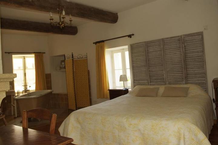 Chambre d’hôte pour 10 personnes, avec Jacuzzi et Terrasse ainsi que Jardin et Piscine