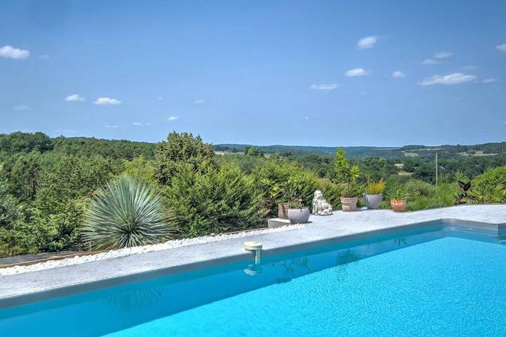 Location de vacances pour 6 personnes, avec piscine ainsi que jardin et vue dans Saint-Pierre-de-Chignac