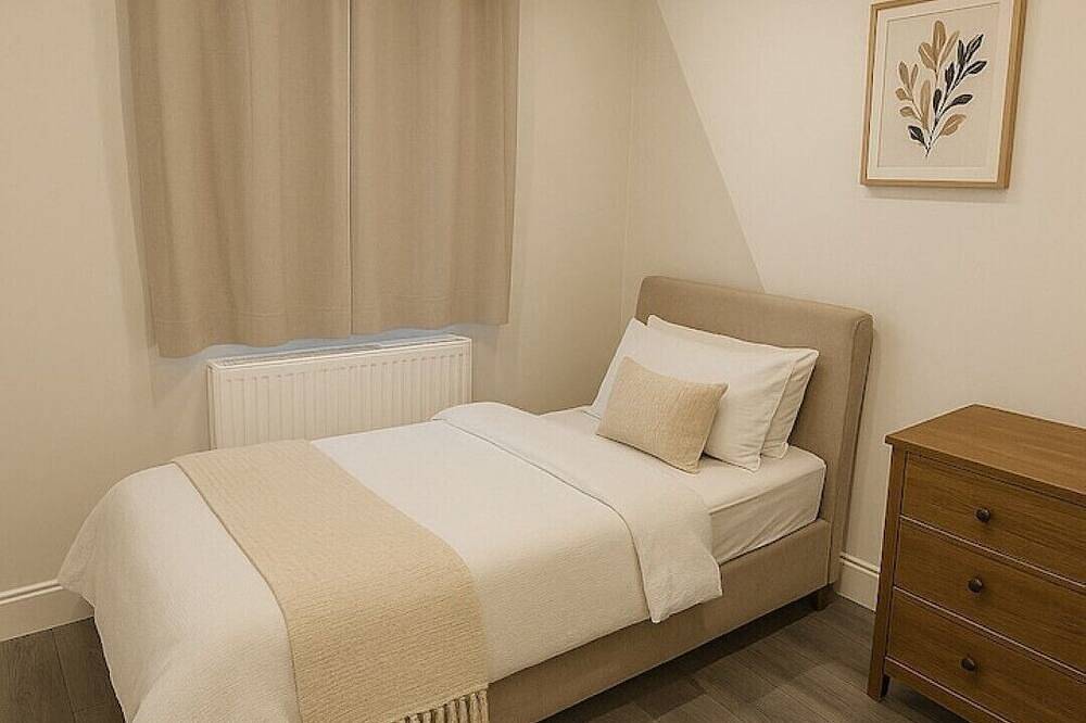 Modern 6-Person Home | Ideal for Contractors & Families + Free Parking in Northampton, Northamptonshire