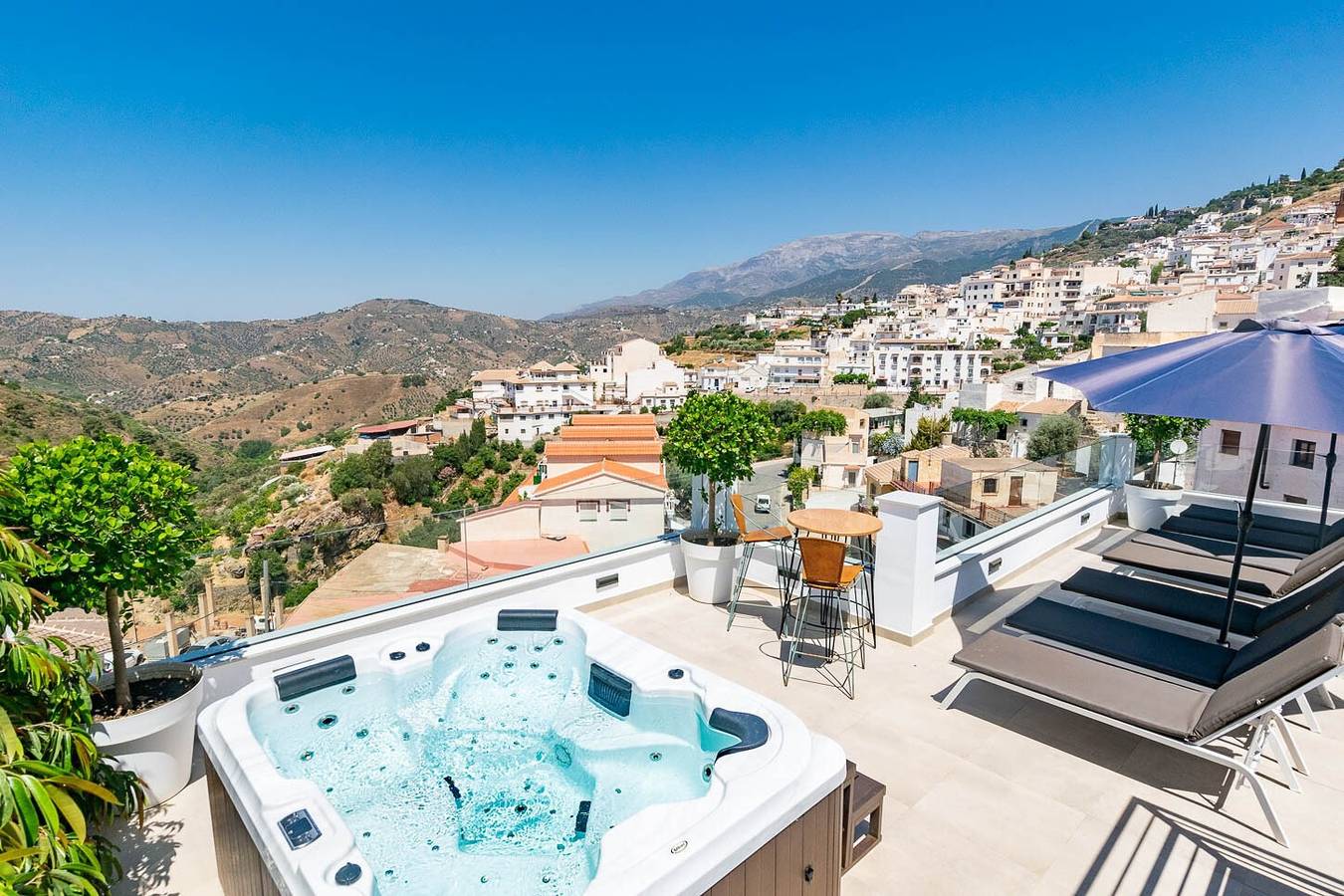 Geheel appartement, Modern appartement in Competa met uitzicht op de bergen, gedeeld zwembad & Wi-Fi in Cómpeta, Málaga Provincie