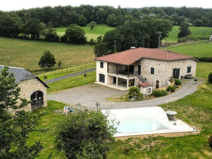 Location de vacances pour 6 personnes, avec Terrasse ainsi que Jardin et Piscine à Parlan