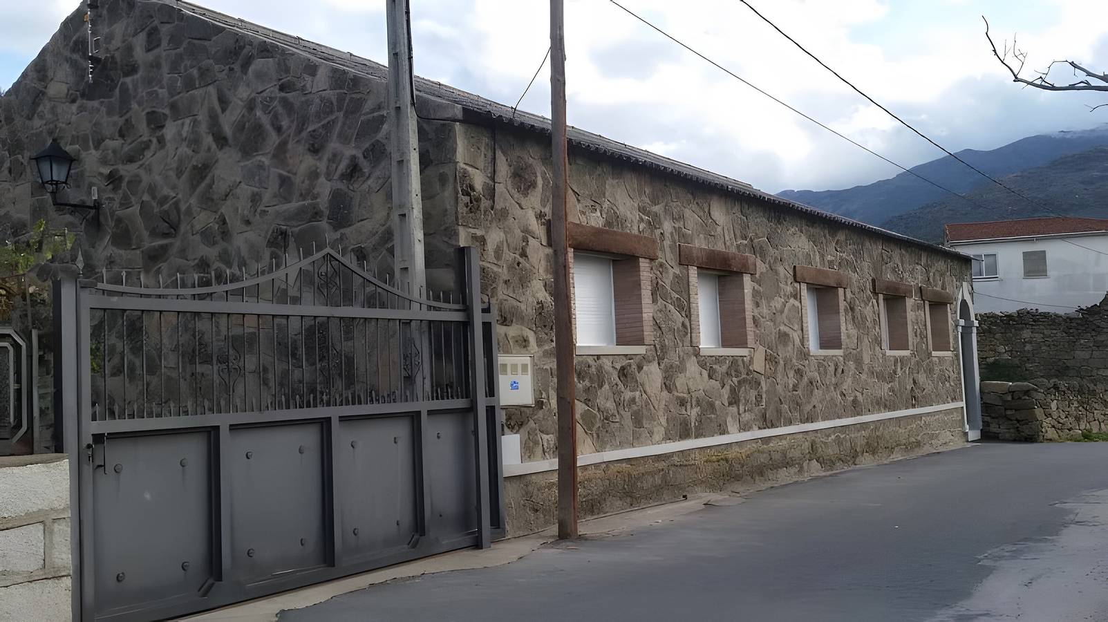 Chalet 'El Cauce' con vistas a la montaña, piscina privada y Wi-Fi in Navaluenga, Valle del Alberche