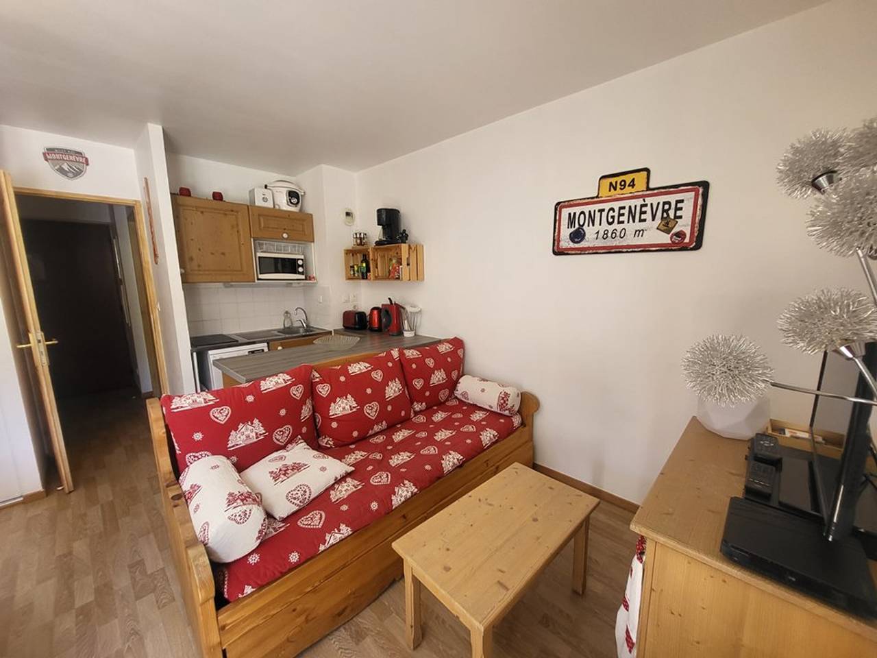 Entire apartment, Cozy slopeside apartment with Wi-Fi in Montgenèvre, Briançon region