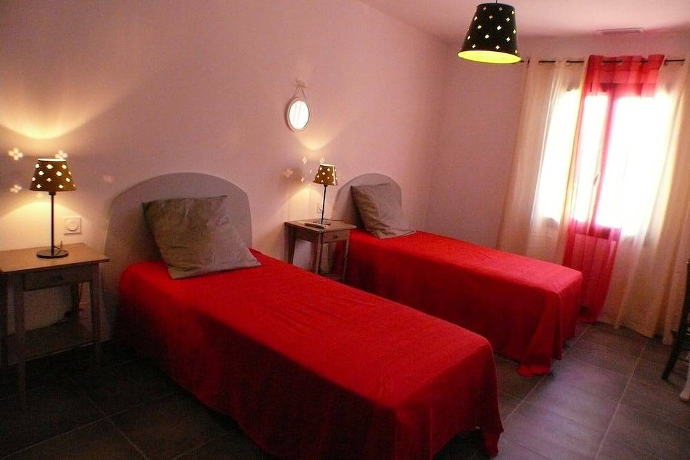 At the foot of Ventoux, new air-conditioned gîte with private pool in Monteux, Vaucluse