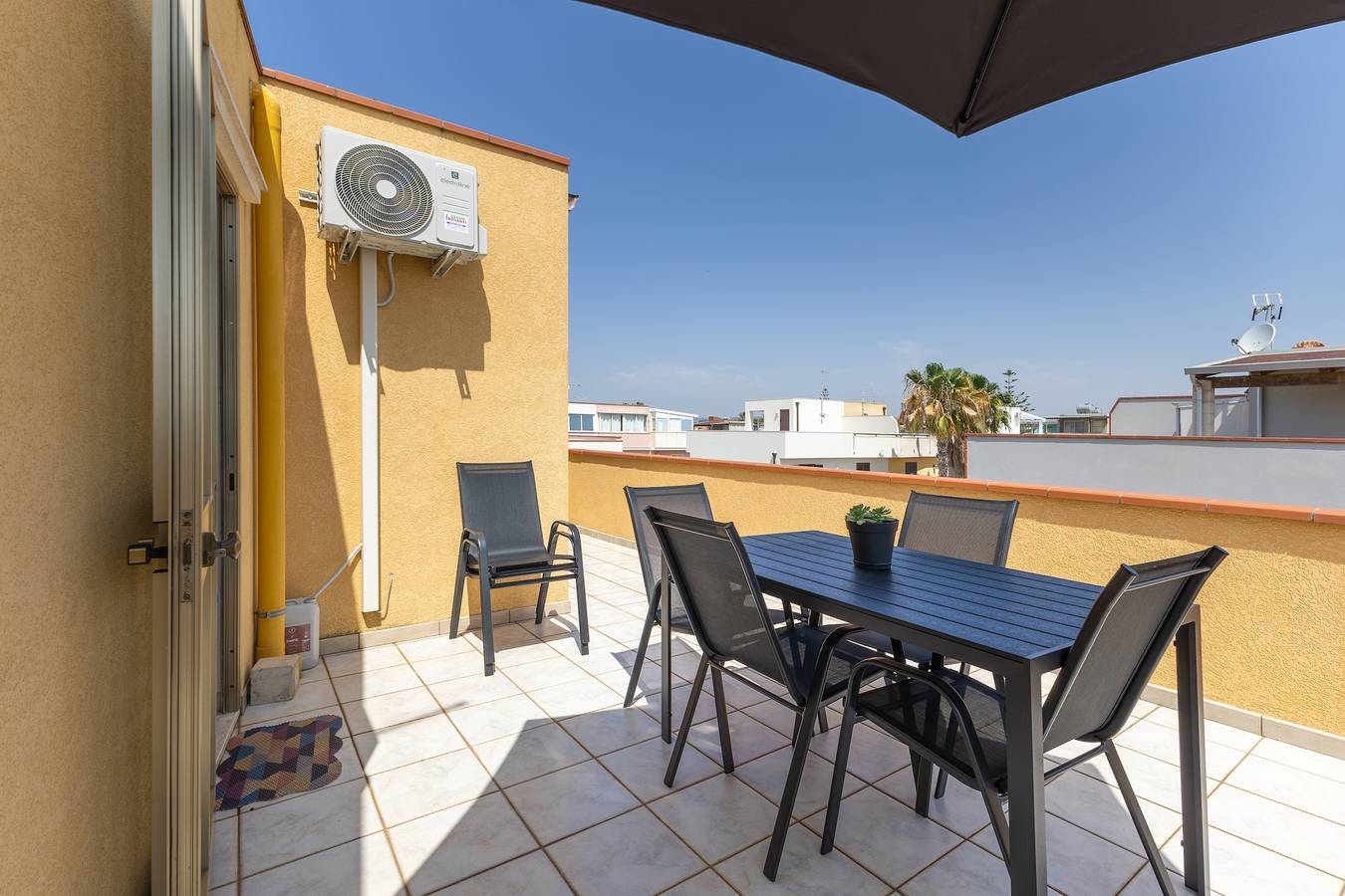 Appartamento intero, Appartamento 'Alta Marea' con vista mare, Wi-Fi e aria condizionata in Santa Maria del Focallo, Ispica