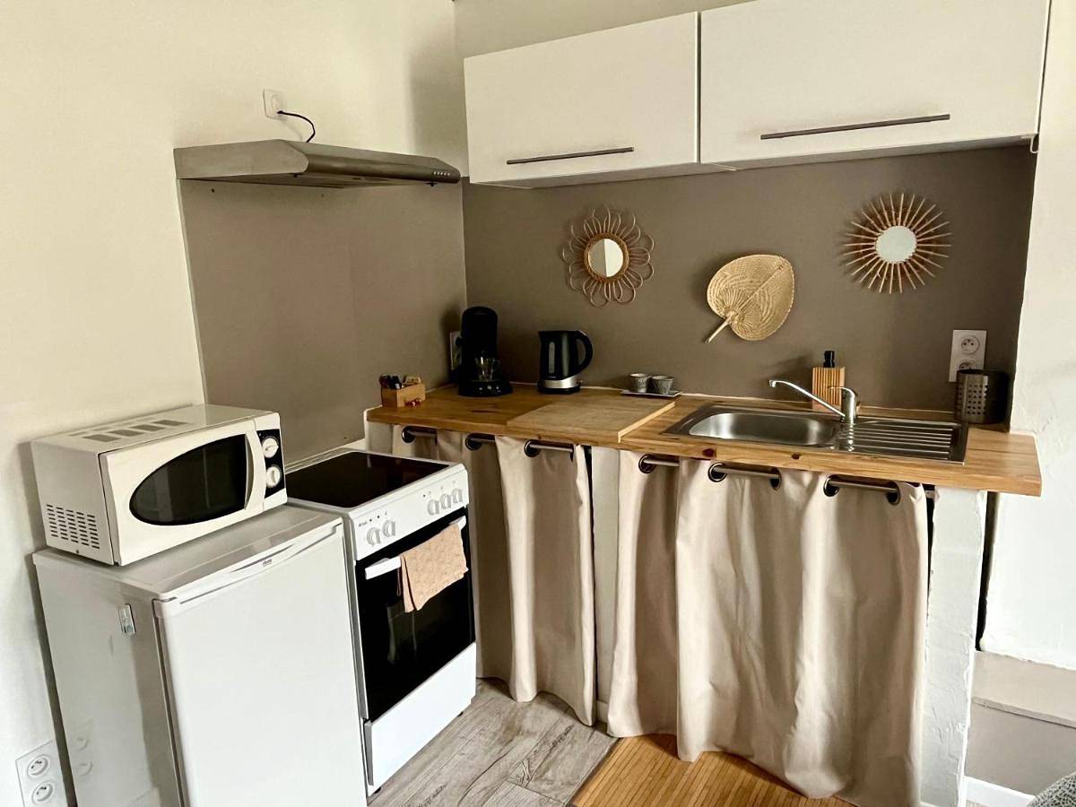 Appartement entier, Les Glycines, charmant studio au calme dans bâtisse de Maître proche du centre ville parking gratuit in Digne-les-Bains, Alpes-de-Haute-Provence