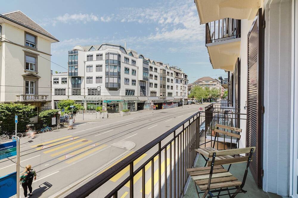Entire apartment, Cool Unterstrass 3Br, 15min walk to Zurich Hb, by Blueground in Zurich, Zurich district