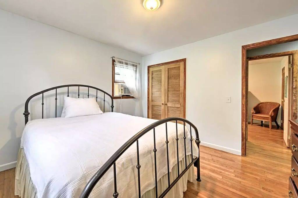 Ganze Wohnung, Family friendly yard, with deck and gas Bbq. The perfect place to relax and enjoy Narragansett! in Narragansett Pier, Narragansett