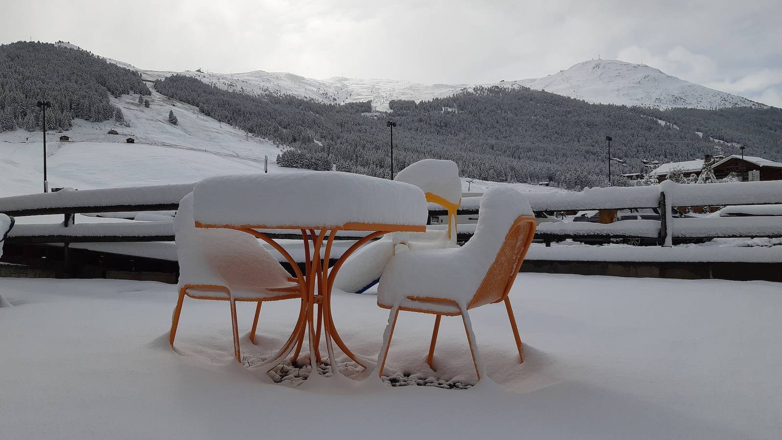 Entire apartment, Holiday Apartment "Arcobaleno Giallo" with Mountain View, Wi-Fi & Garden in Livigno (Town), Livigno