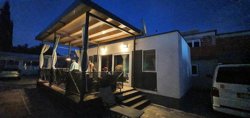 Camping pour 6 personnes, avec terrasse et vue à Pirovac - 2