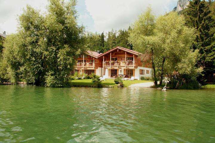 Ferienwohnung für 2 Personen, mit Balkon und Garten sowie Seeblick und Ausblick in Fuschl am See